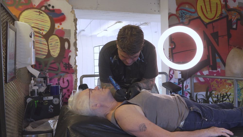 Kirsten Andersen har fået lavet en tatovering hen over brystet, hvor der står: "Vil ikke genoplives". 