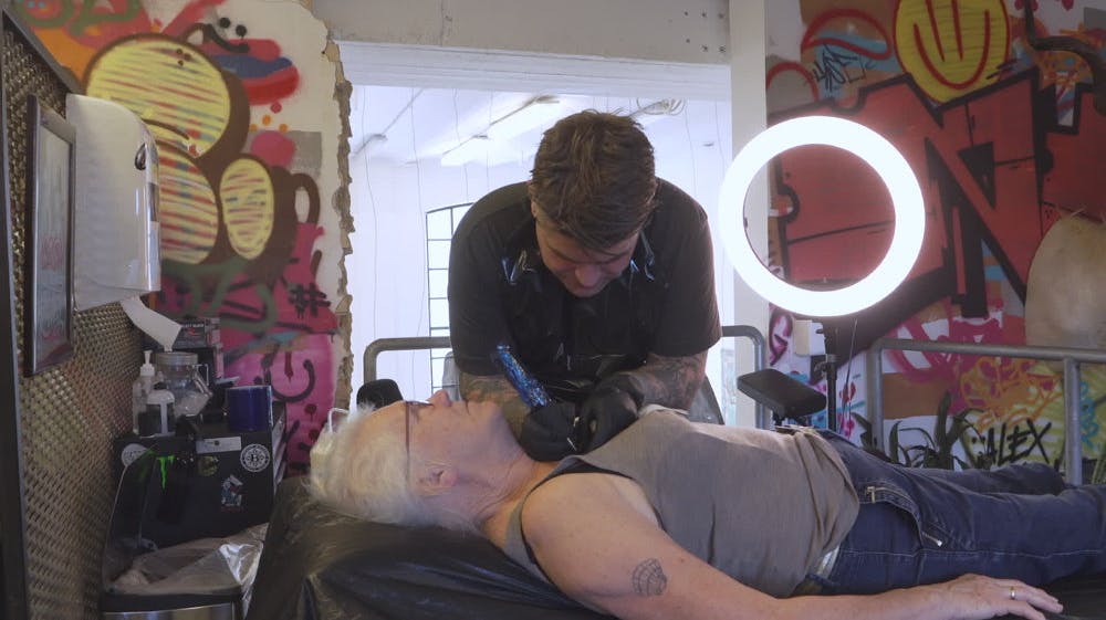 Kirsten Andersen har fået lavet en tatovering hen over brystet, hvor der står: "Vil ikke genoplives". 