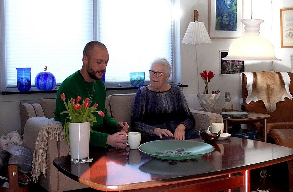 Emil Damborg er fotograf på TV 2 Østjylland. Og han har besøgt sin mormor, som vil tage et ret drastisk valg.