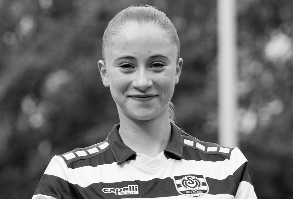 Tyskland blev i weekenden ramt af en fodboldtragedie, da MSV Duisburgs kun 16-årige Charlotte Vellar er død.