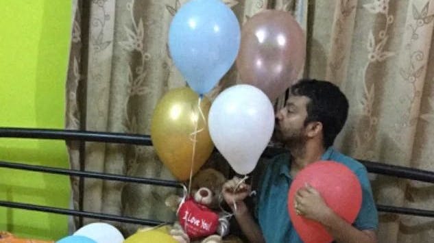 Indiske&nbsp;Aakash Majumdar både kysser og krammer sine balloner. nbsp;