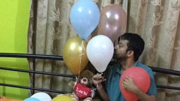 Indiske&nbsp;Aakash Majumdar både kysser og krammer sine balloner. nbsp;