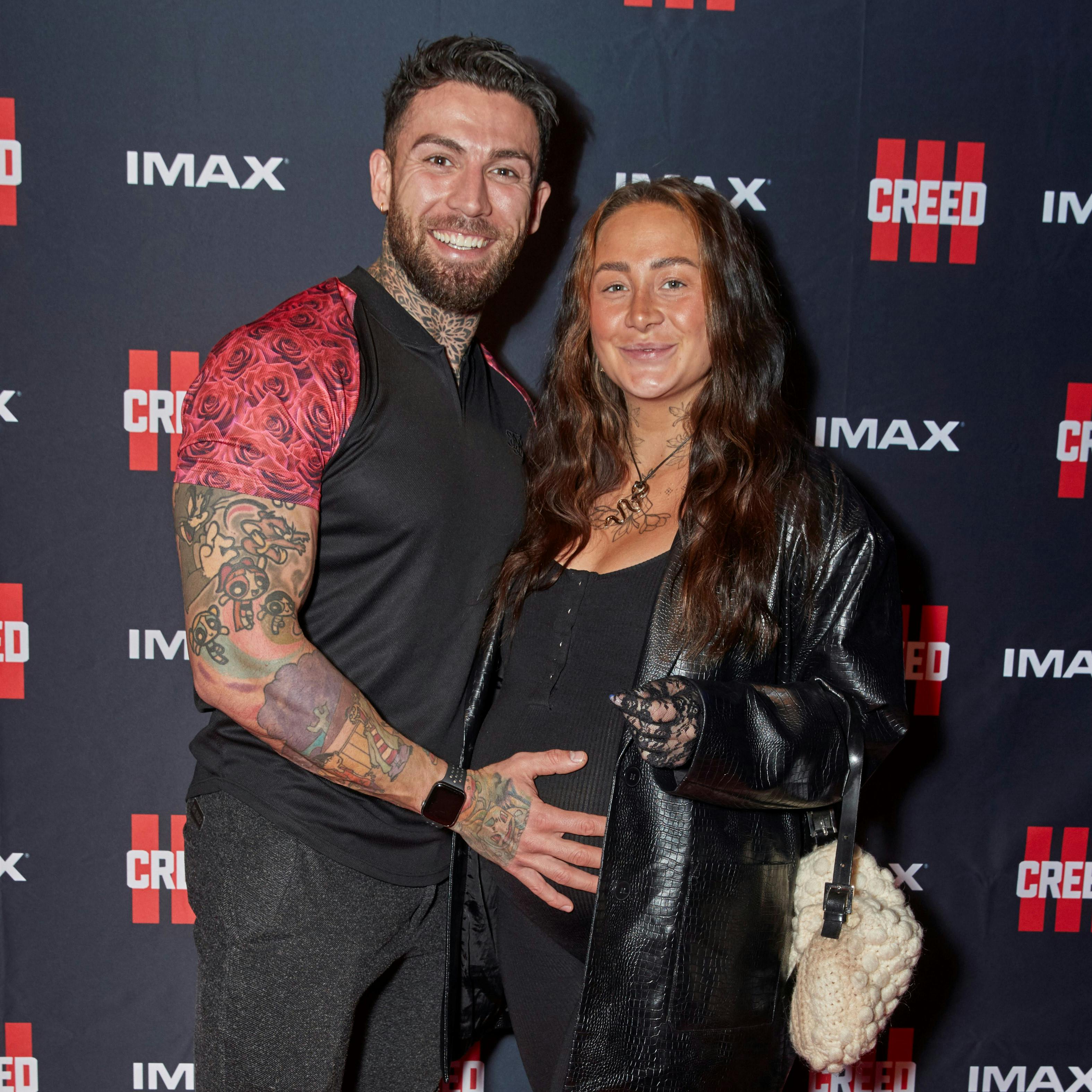 Når kalenderen melder april, kan Sarah og Türker byde deres lille vidunder af en datter velkommen.