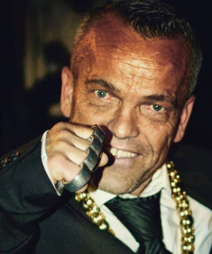 Han spillede en Ewok i "Star Wars" og en banknisse i "Harry Potter". 