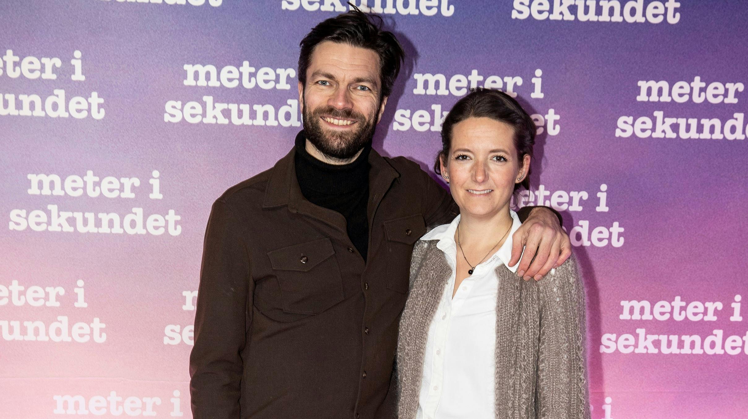 Thomas Skov og konen Emilie virker til at have en fest på deres skiferie. 