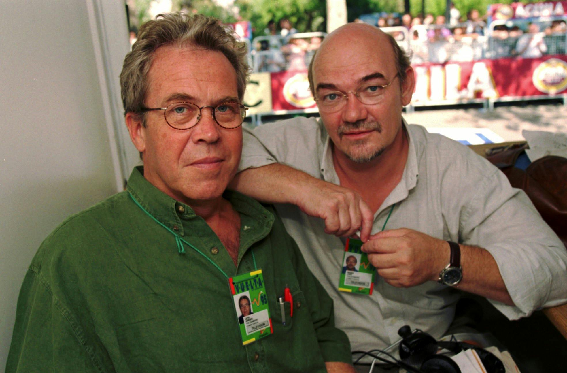 Jørgen Leth (tv.) og Jørn Mader (th.) i kommentatorboksen ved Tour de France i 1995.
