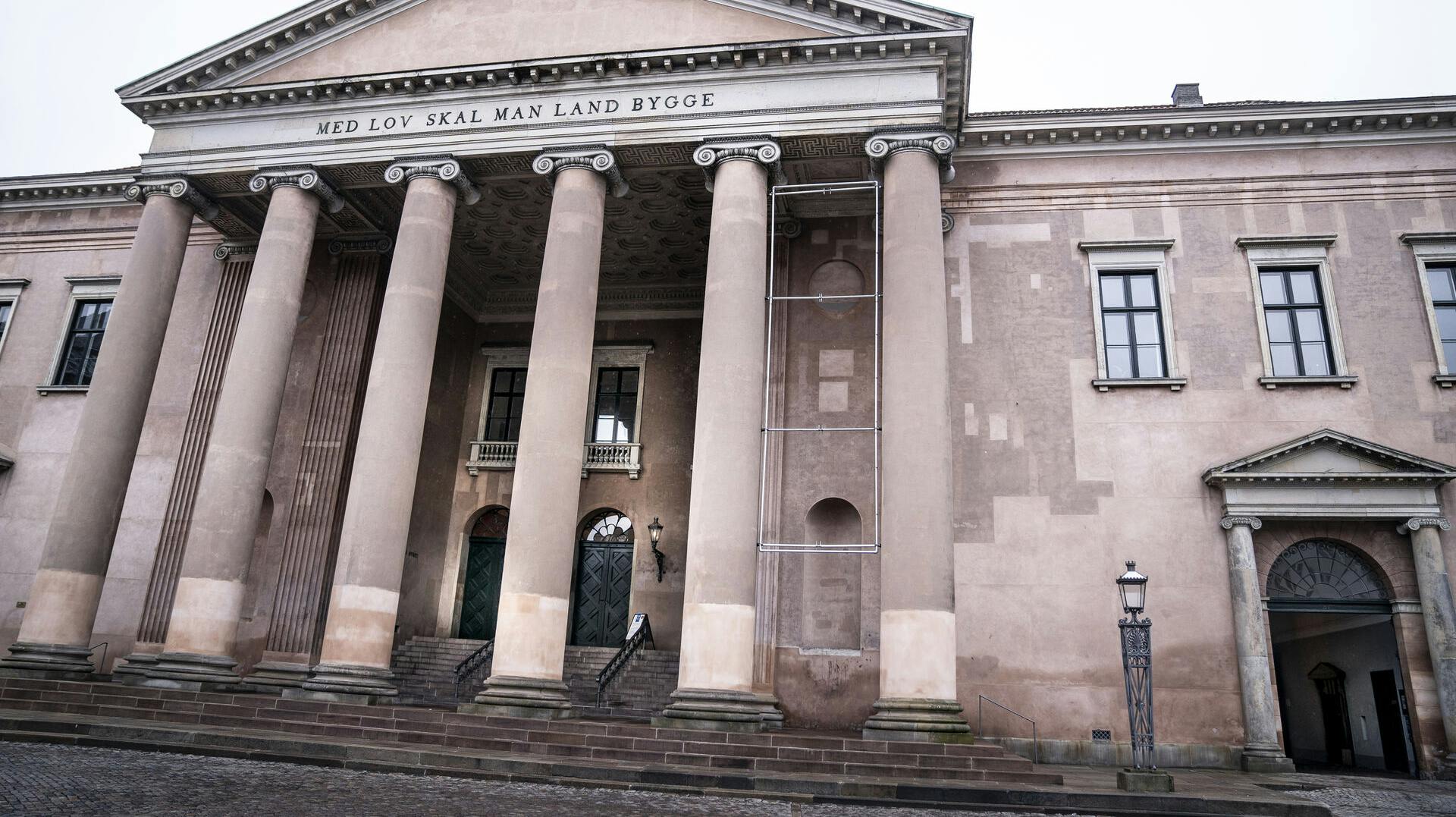 En kvindelig dansk musiker skal onsdag en tur på anklagebænken ved Københavns Byret - her er hun tiltalt for dokumentfalsk.