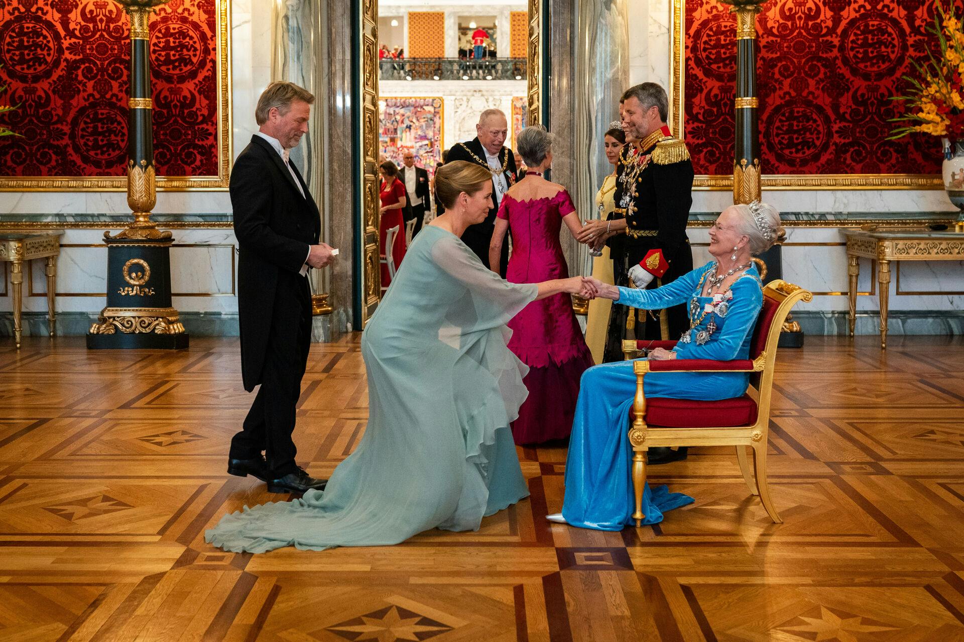 Mette Frederiksen bøjer sig gerne dybt for at tækkes kongehusets ønsker. Også selvom det endnu engang koster de danske skatteydere dyrt.