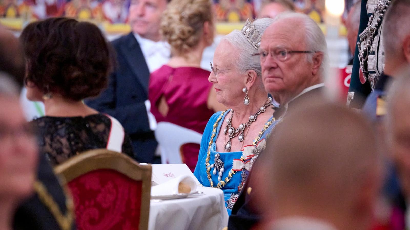 Dronning Margrethe skal ikke se frem til at komme til festivitas hos vores nabo til øst i foråret - festerne er nemlig droppet. 