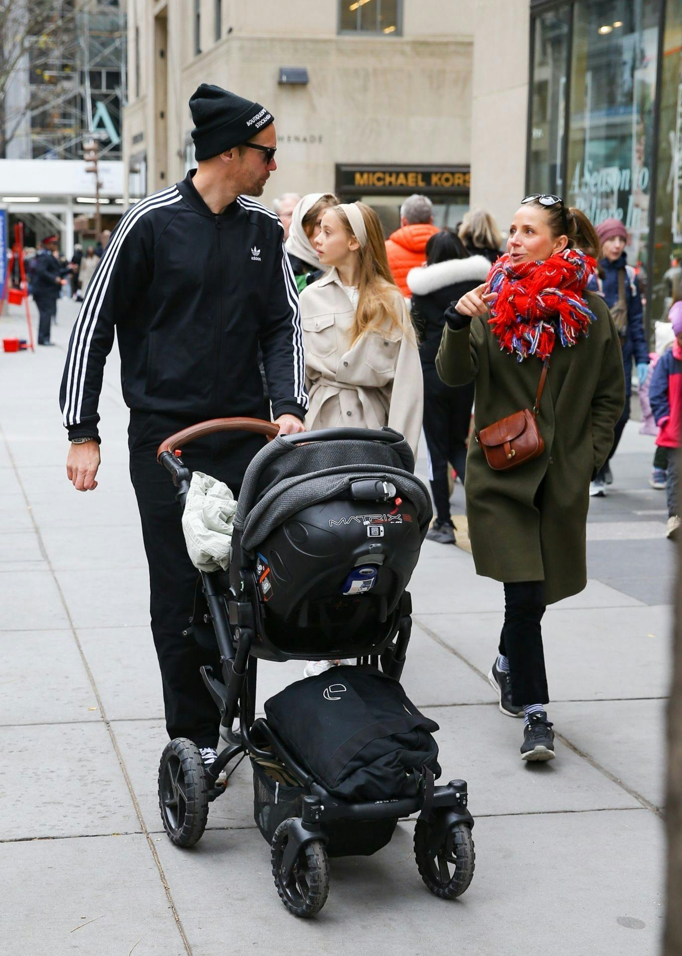 Alexander Skarsgård og Tuva Novotny med en barnevogn i november 2022.
