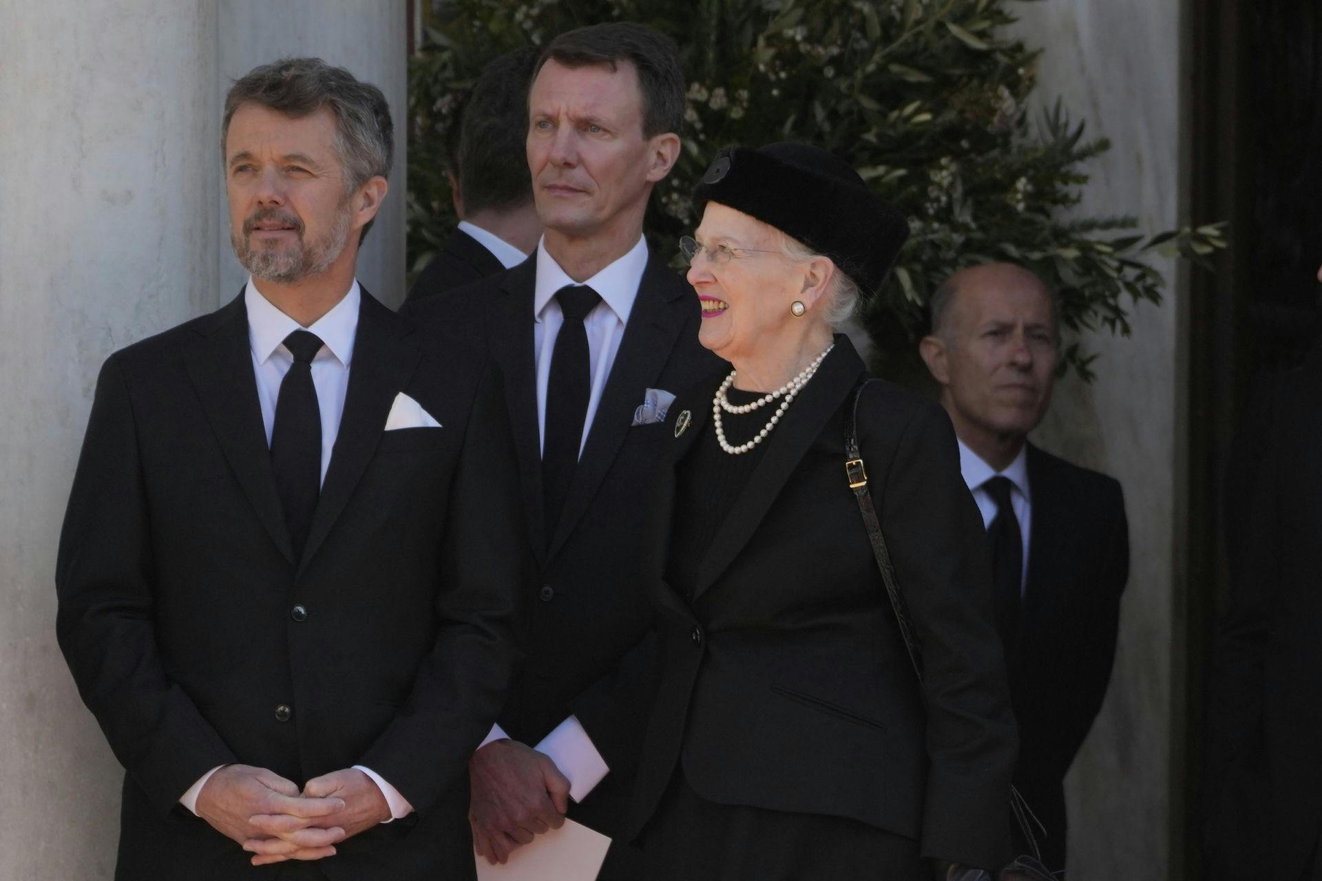De mange millioner til prins Joachim kan være med til at holde sammen på den kriseramte kongelige familie.