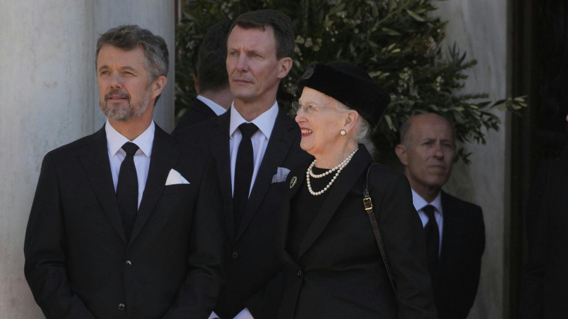 De mange millioner til prins Joachim kan være med til at holde sammen på den kriseramte kongelige familie.