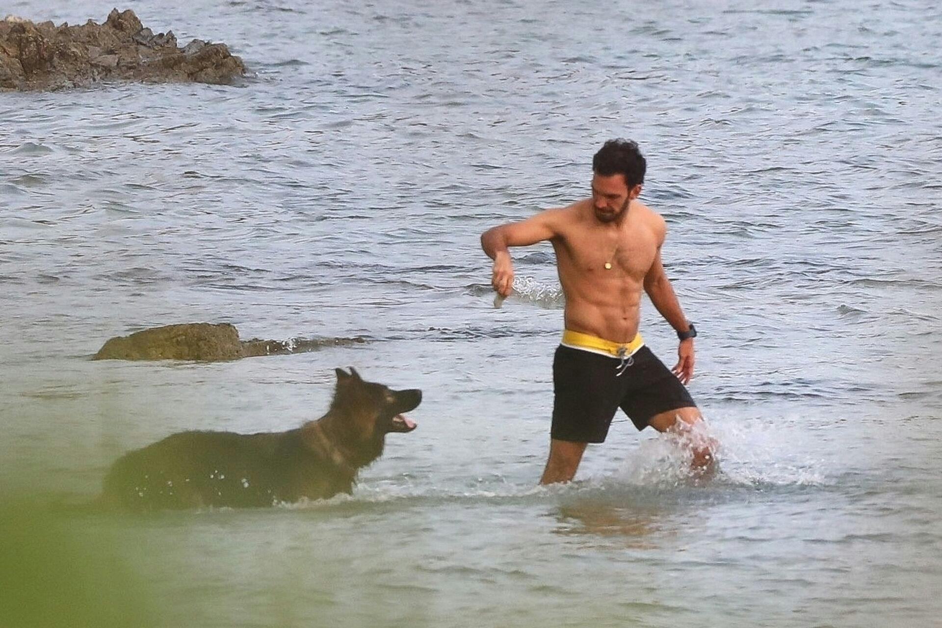 Joaquim Valente viste mavemullerne frem på stranden med Gisele Bündchen forleden.
