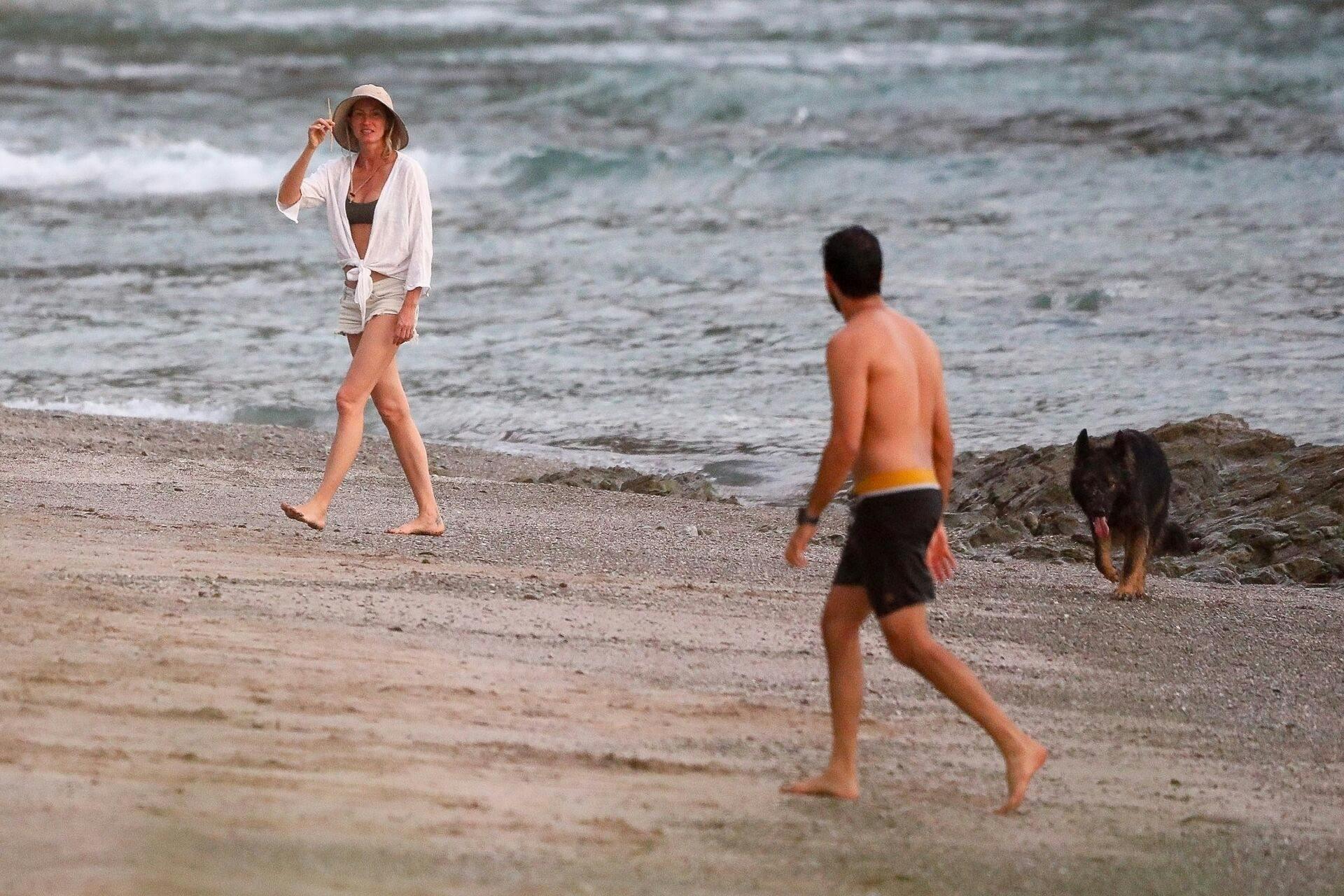 Gisele Bündchen og Joaquim Valente nød en strandtur sammen forleden, og nu tager romancerygterne til.