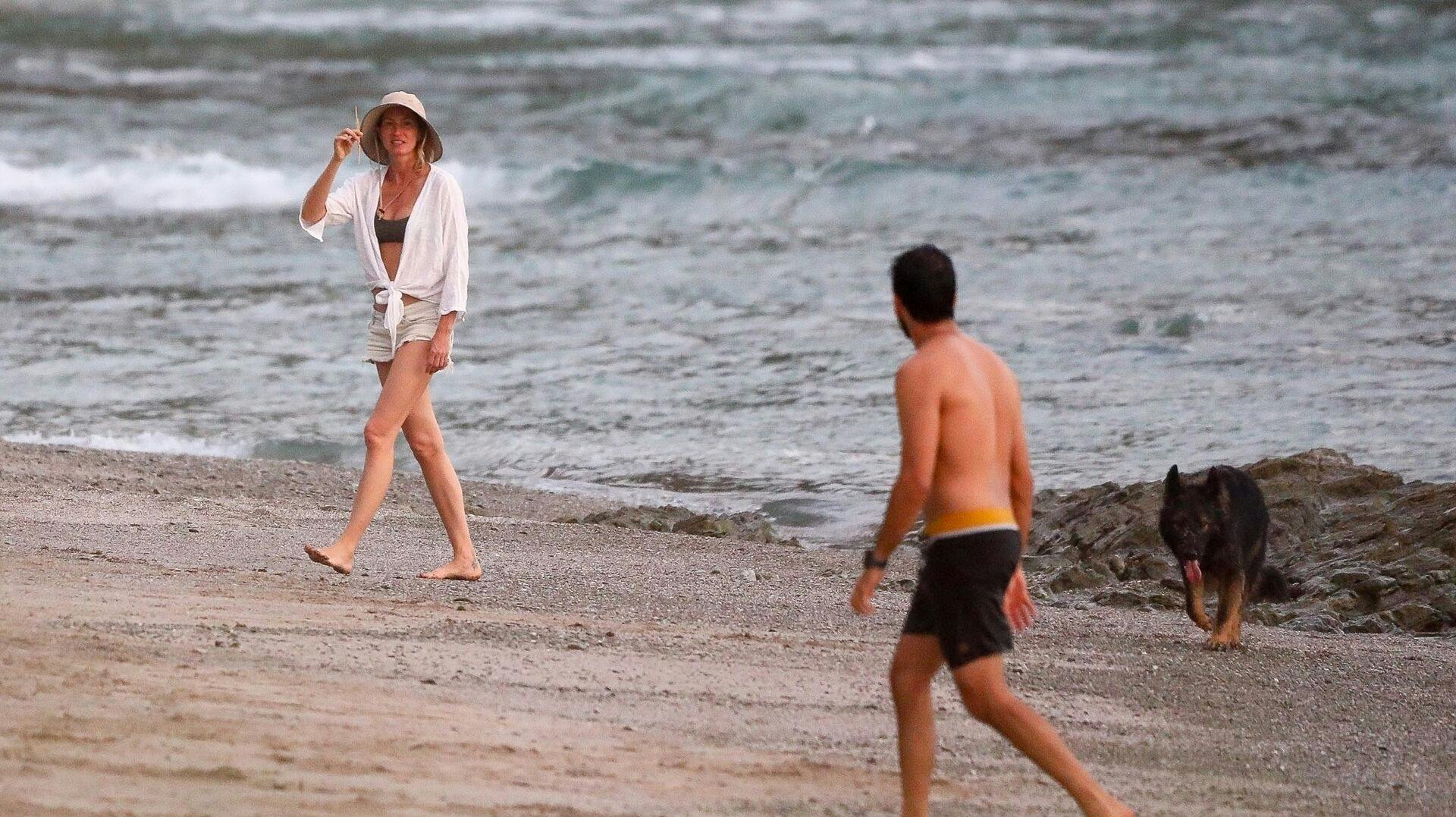Gisele Bündchen og Joaquim Valente nød en strandtur sammen forleden, og nu tager romancerygterne til.