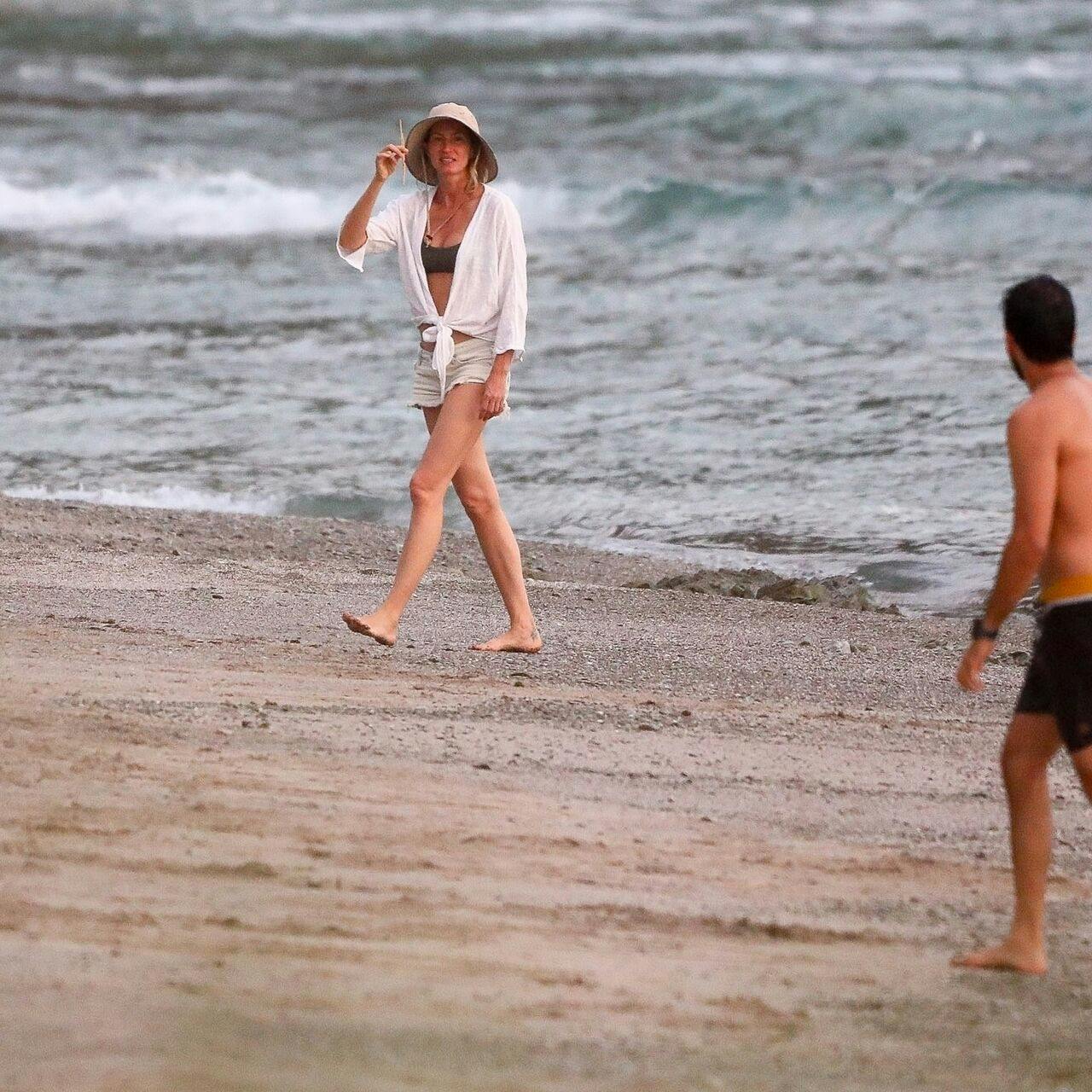 Gisele Bündchen og Joaquim Valente nød en strandtur sammen forleden, og nu tager romancerygterne til.