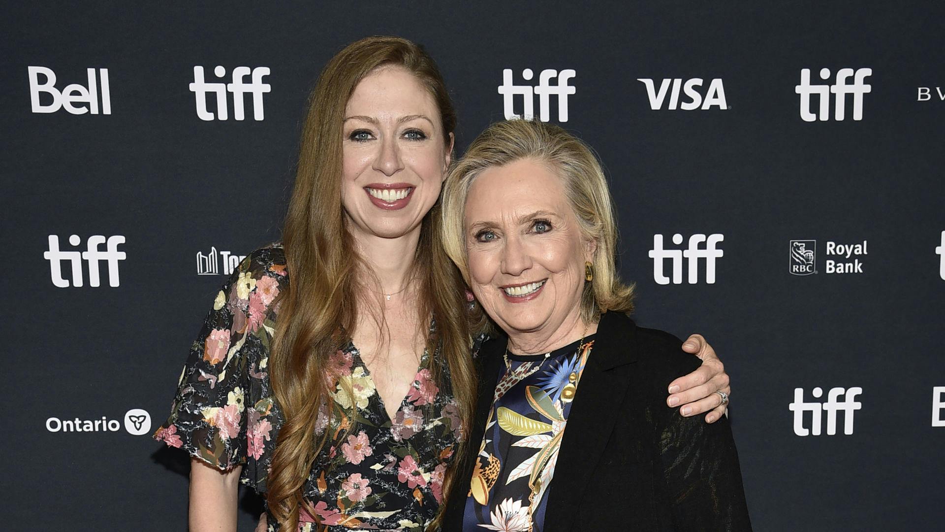 Hillary Clinton og hendes datter Chelsea var ud for en noget speciel situation, da de var i teateret.