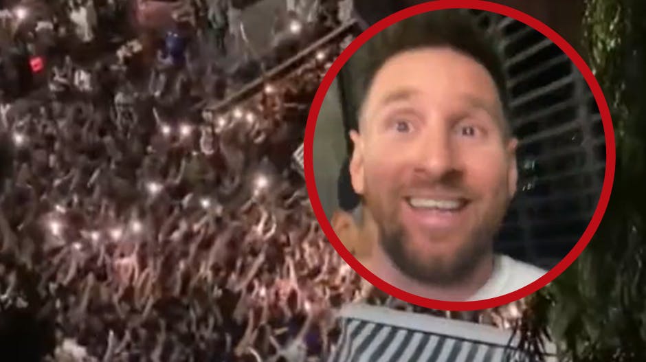 Det var en glad folkemængde, der forsøgte at få et glimt af deres helt store fodboldhelt, Lionel Messi