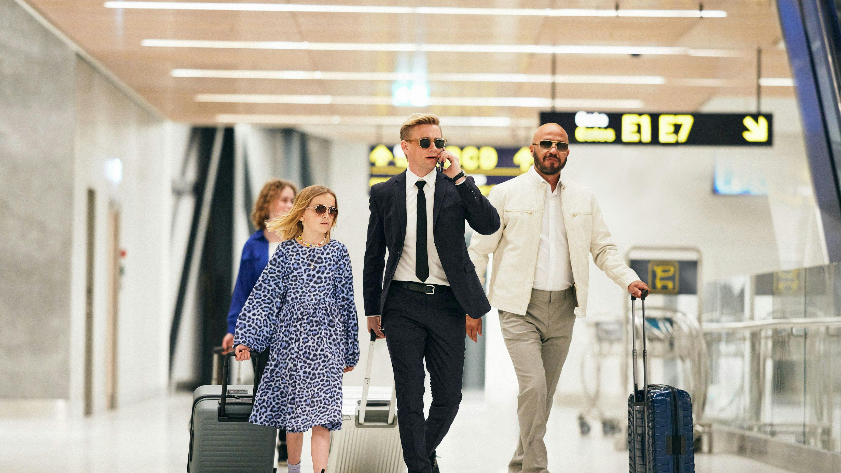 Joes datter Tallulah (Selma Sol í Dali Pape), Joe (Esben Smed) og Dar Salim i "Agent".