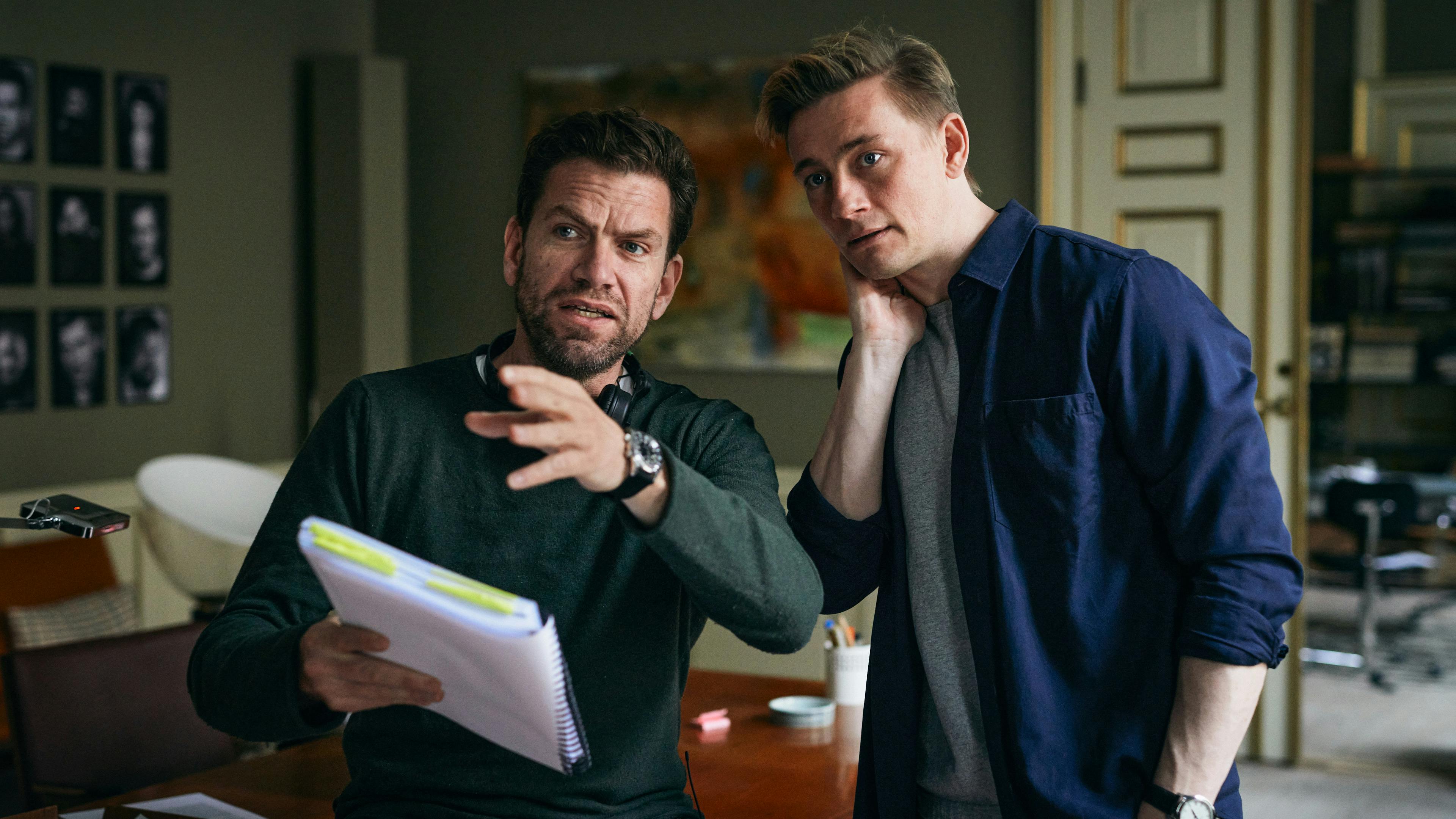 Nikolaj Lie Kaas og Esben Smed under optagelserne til den nye dramakomedieserie ’Agent’, som får premiere på TV 2 PLAY og TV 2 i 2023.