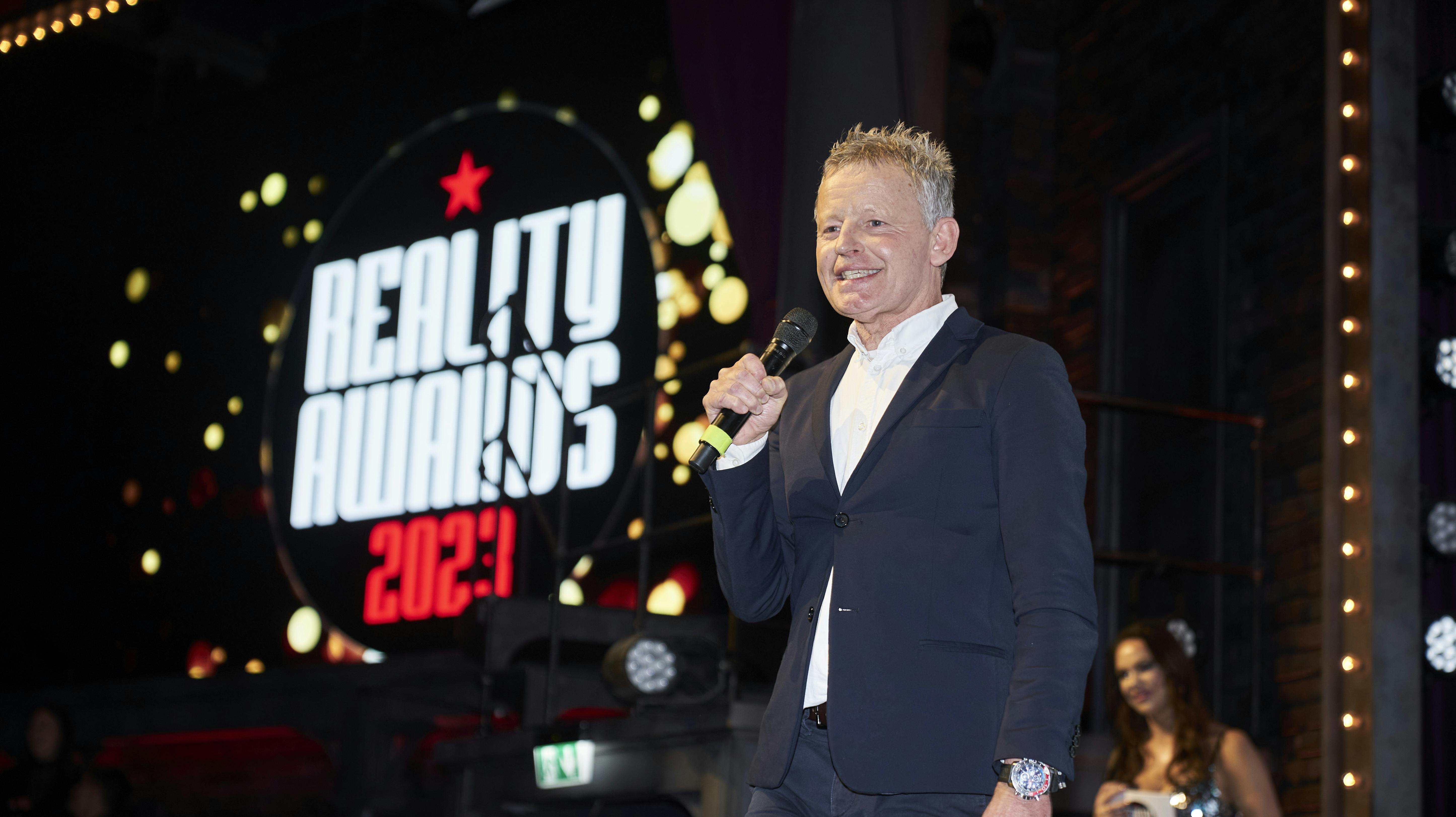 Den tidligere tv-vært kan nu smile ekstra stort, efter han har fået fast arbejde. 