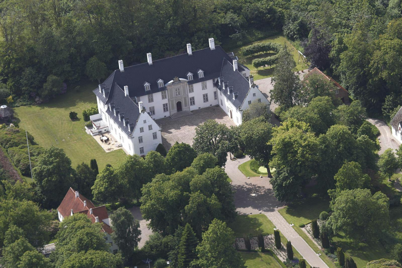 100 millioner kroner fik Joachim for Schackenborg. Salget polstrede prinsens pengetank gevaldigt.