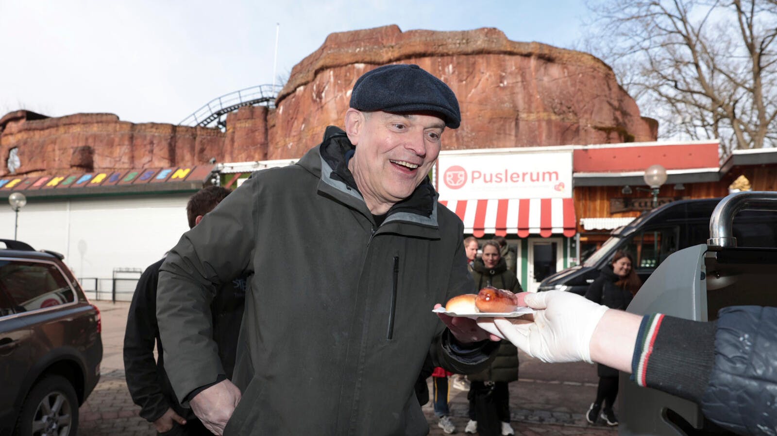 Uden mad og drikke duer helten ikke. Der blev disket op med grillpølser på Bakken, da Cirkusrevyens nye teltdug blev fejret. Her er det Niels Olsen, 63, som fryder sig ved synet af en lækker pølse.