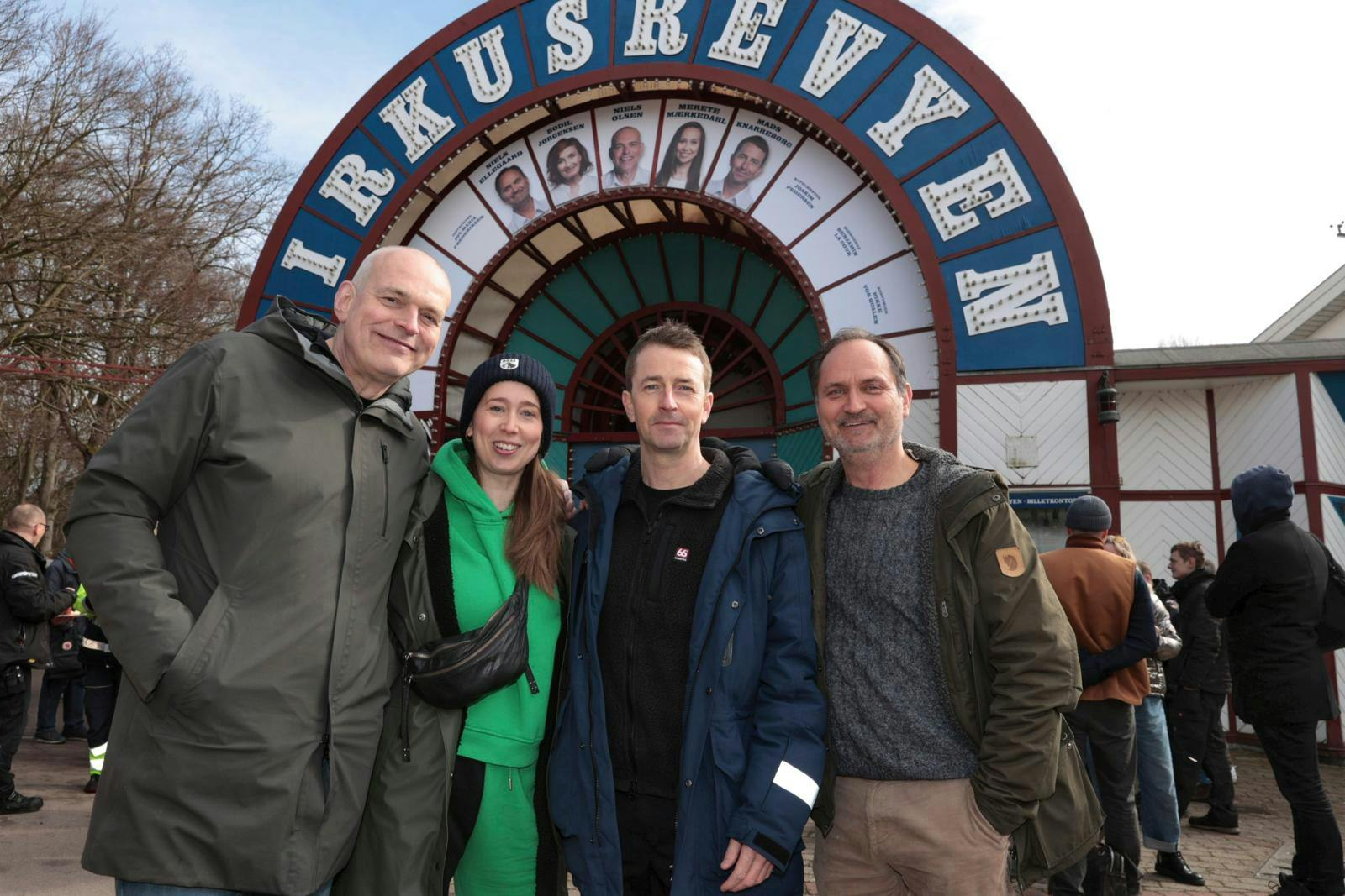 Revyholdet består i år af Niels Olsen, Merete Mærkedahl, Mads Knarreborg, Niels Ellegaard og Bodil Jørgensen. Sidstnævnte, som sammen med Mads Knarreborg har debut i Cirkusrevyen, var blevet syg og kunne derfor ikke være med til arrangementet.