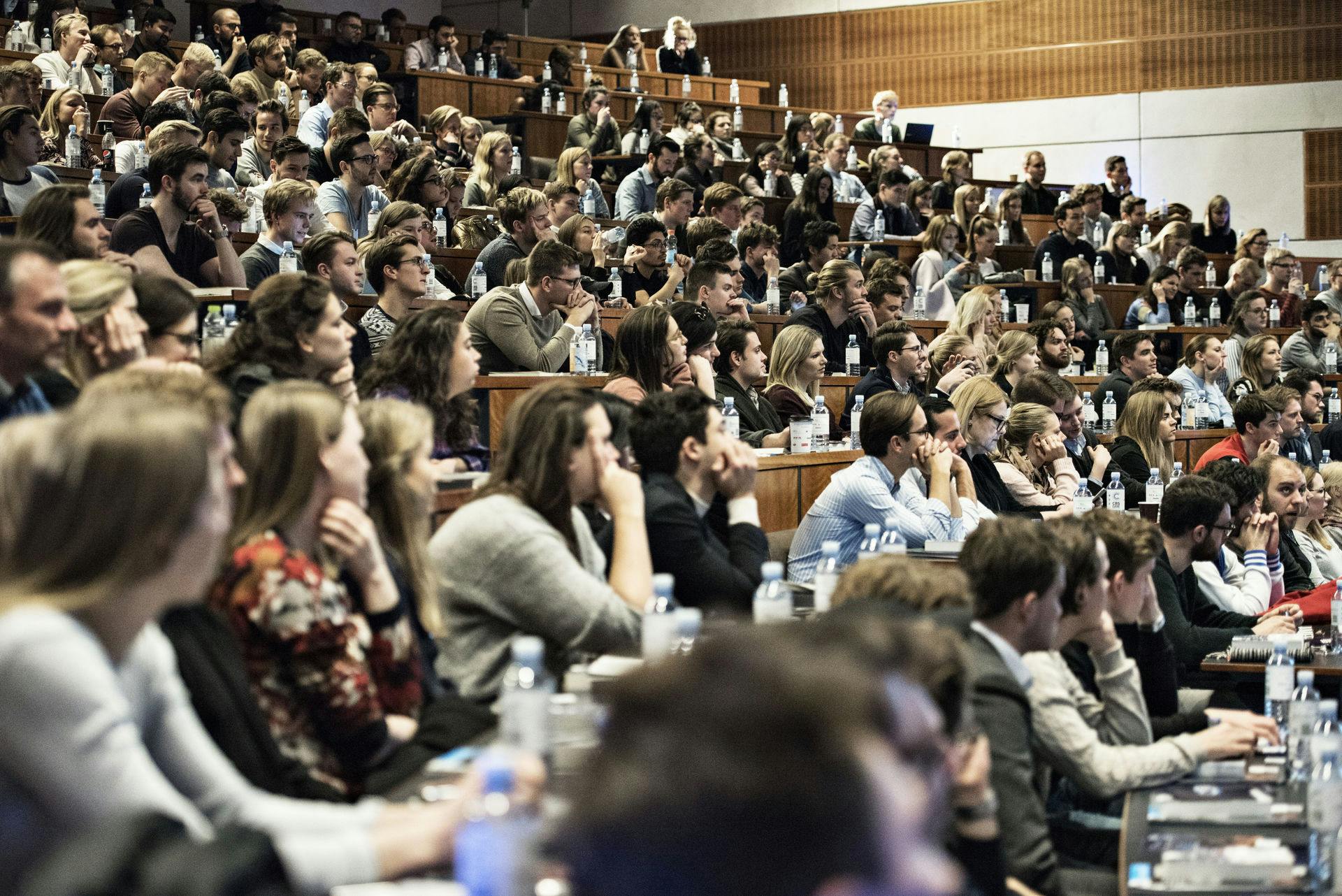 En uddannelse på Copenhagen Business School kan vise sig at ende med en stor indtjening, når man kommer ud på jobmarkedet.