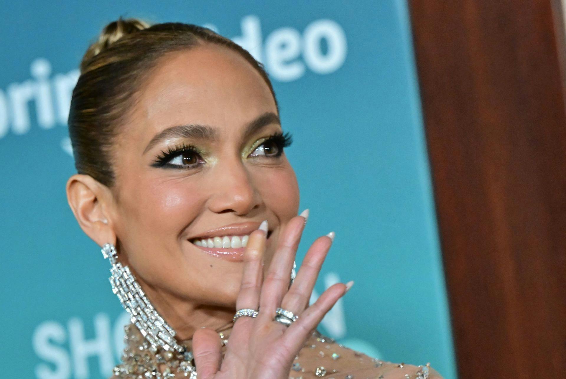 Jennifer Lopez har smidt tøjet for at lave lidt reklame for sine sko.
