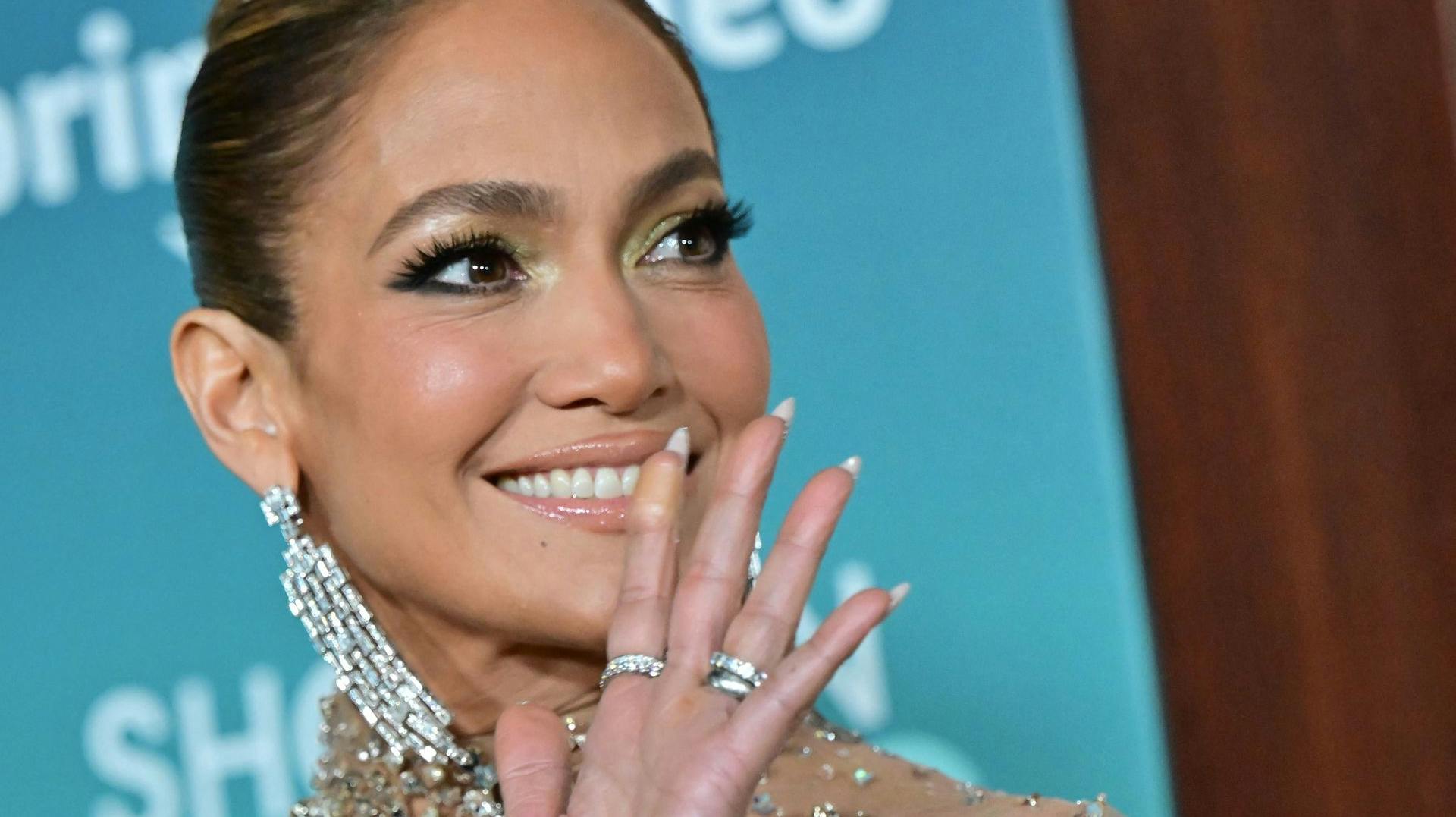 Jennifer Lopez har smidt tøjet for at lave lidt reklame for sine sko.