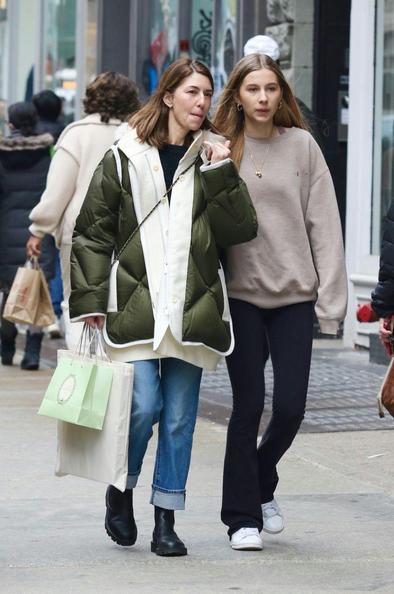 Sofia Coppola med sin datter, Romy, på en shoppetur i SoHo, New York den 10. marts.
