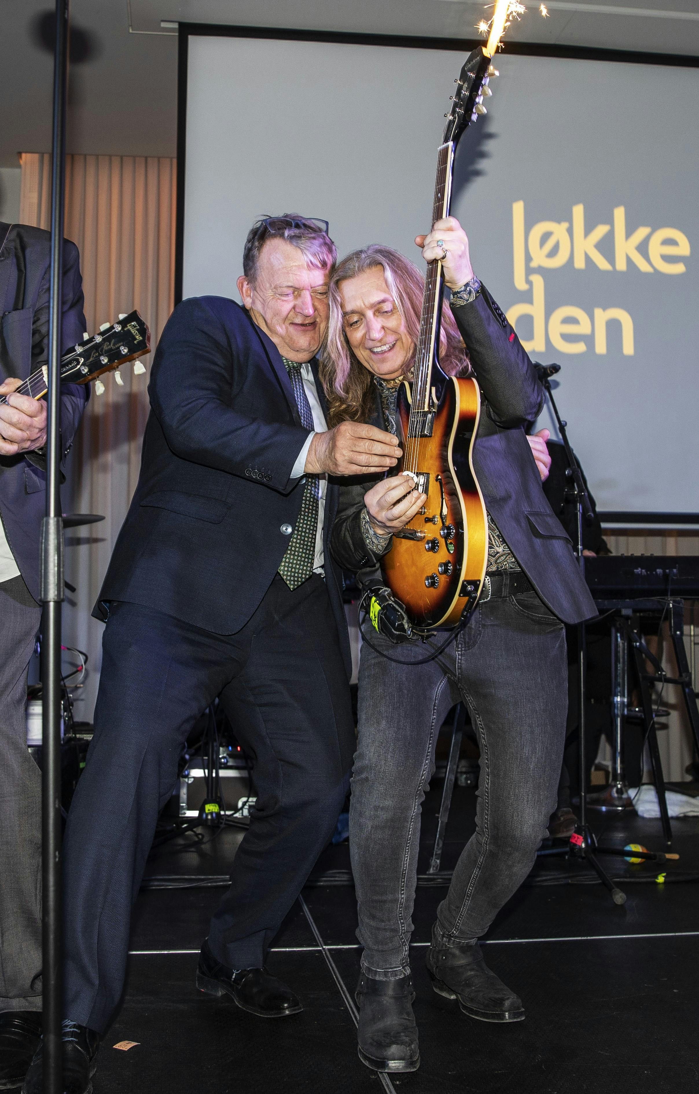 B-Joe Johansen, 57, fik en medspiller under koncerten, da Lars Løkke Rasmussen, 58, entrerede scenen.