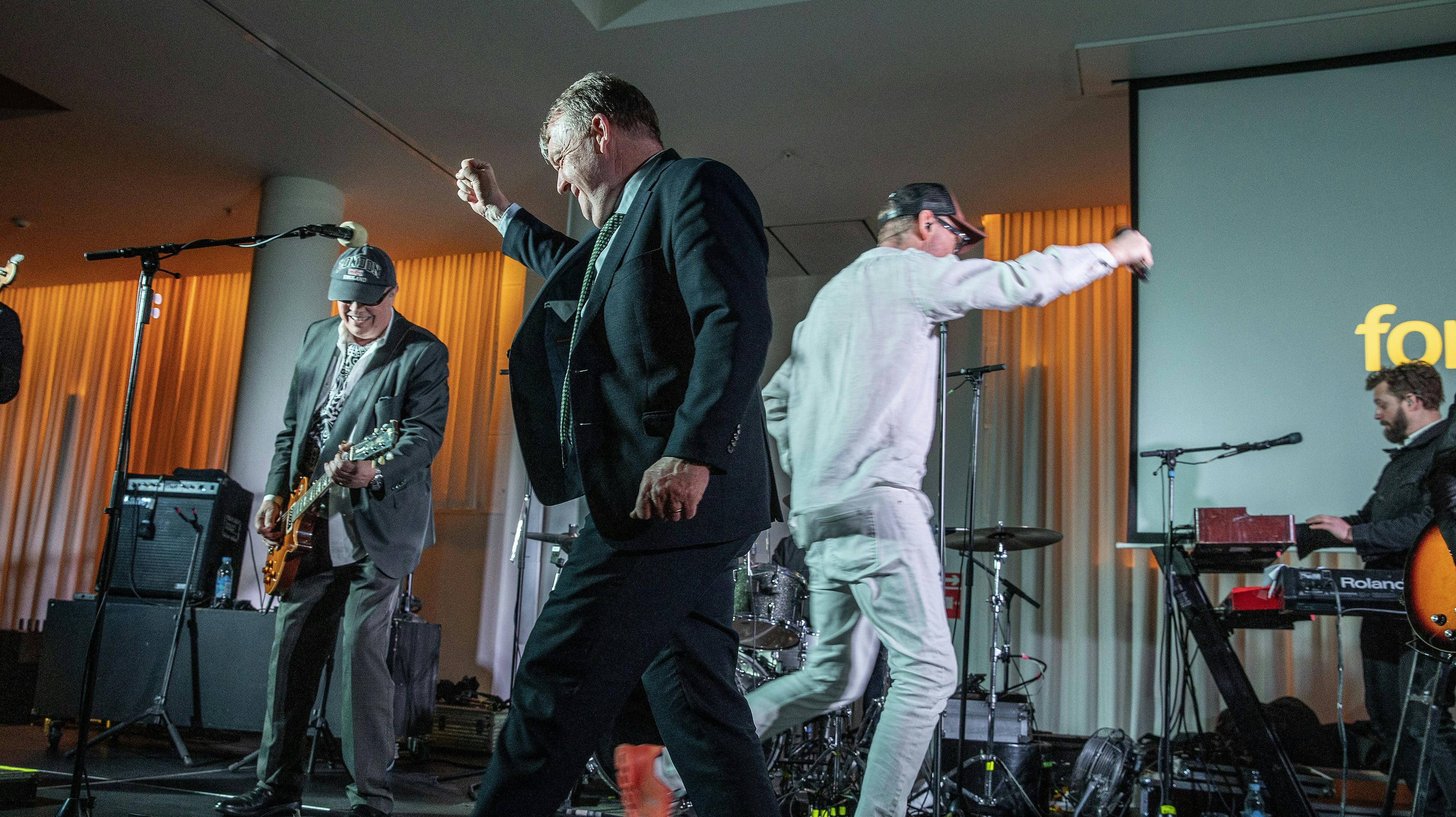 Jørgen Thorup, 62, fra Hardinger Band inviterede udenrigsministeren på scenen, hvilket fik publikum til at gå amok.