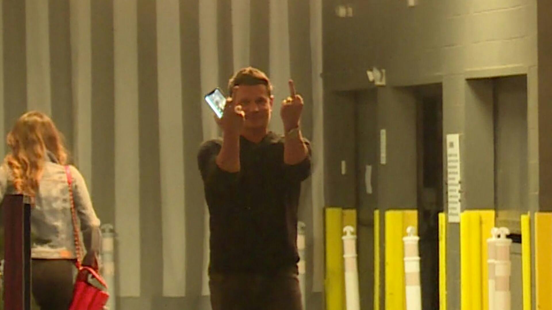 Her rækker Nick Lachey fuck til den paparazzifotograf, han gik amok over sidste år.