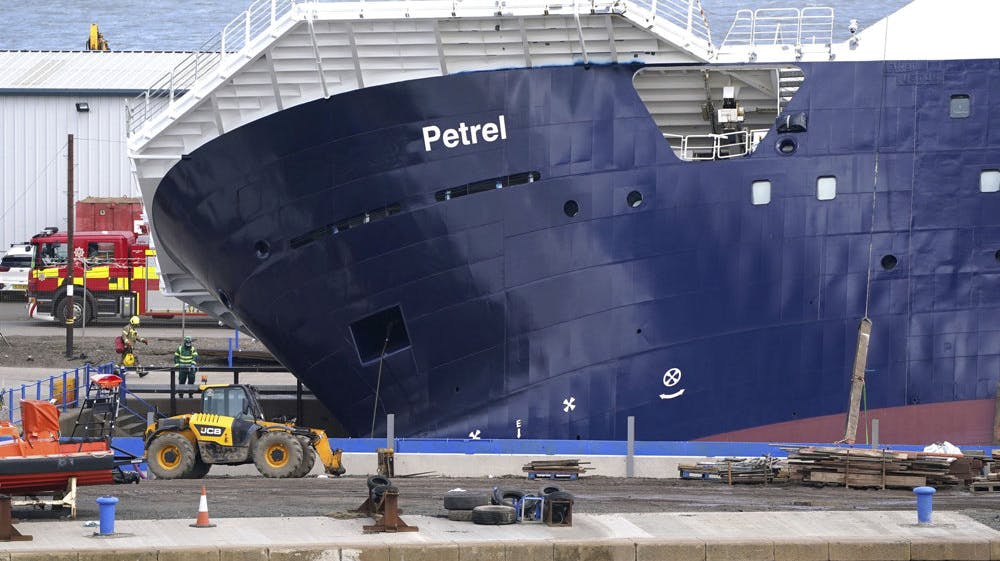 Der rykkede adskillige ambulancer ud til havnen, hvor et stort forskerskib onsdag morgen tippede.