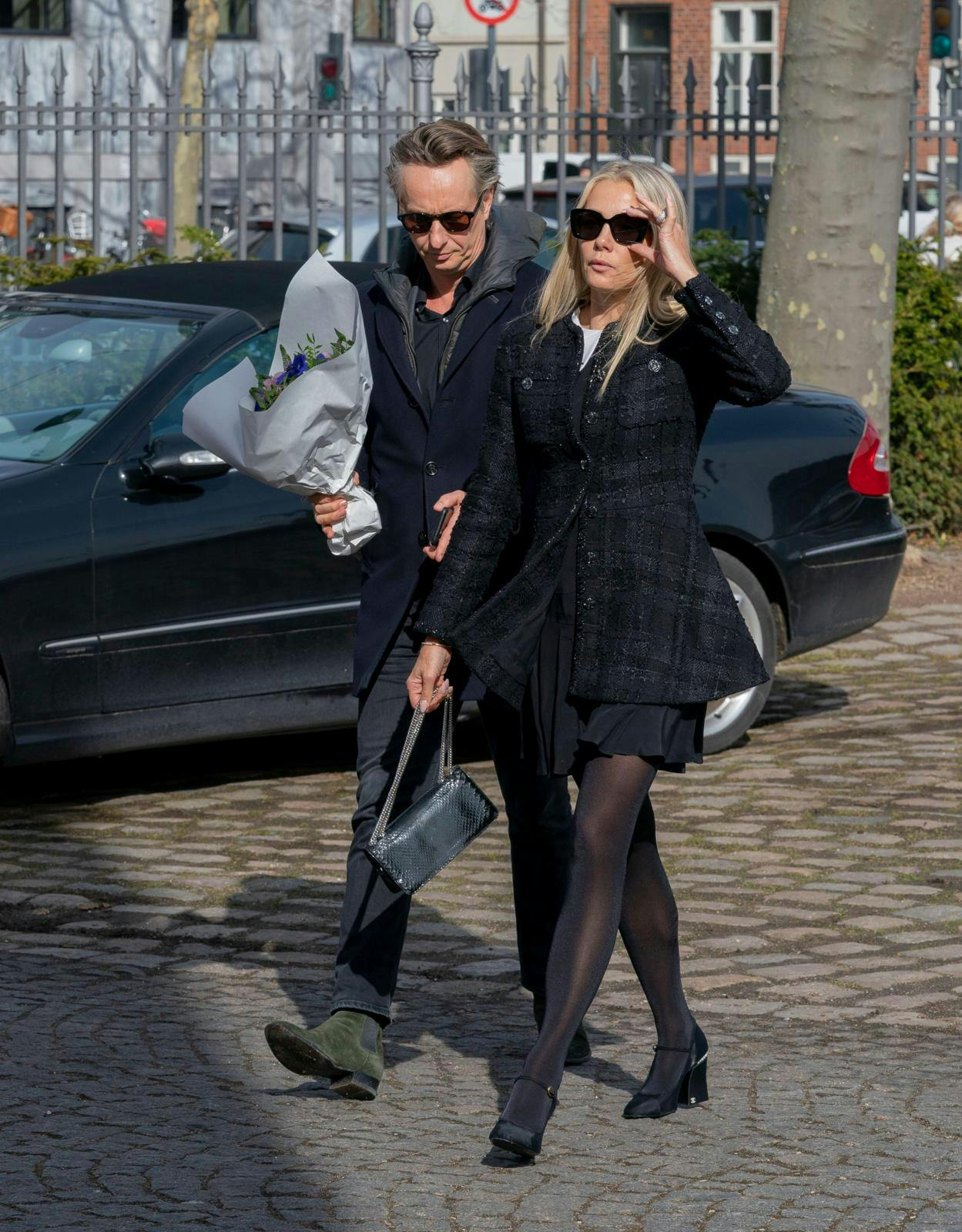 Parret ankom sammen og forlod kirken sammen i hans bil.