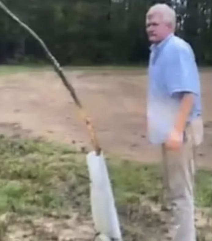 En video, som sønnen Paul havde filmet, viste, at Murdaugh havde været på gerningsstedet kort før drabene. Billeder viste desuden, at han bar to forskellige T-shirts – én før og efter drabstidspunktet.