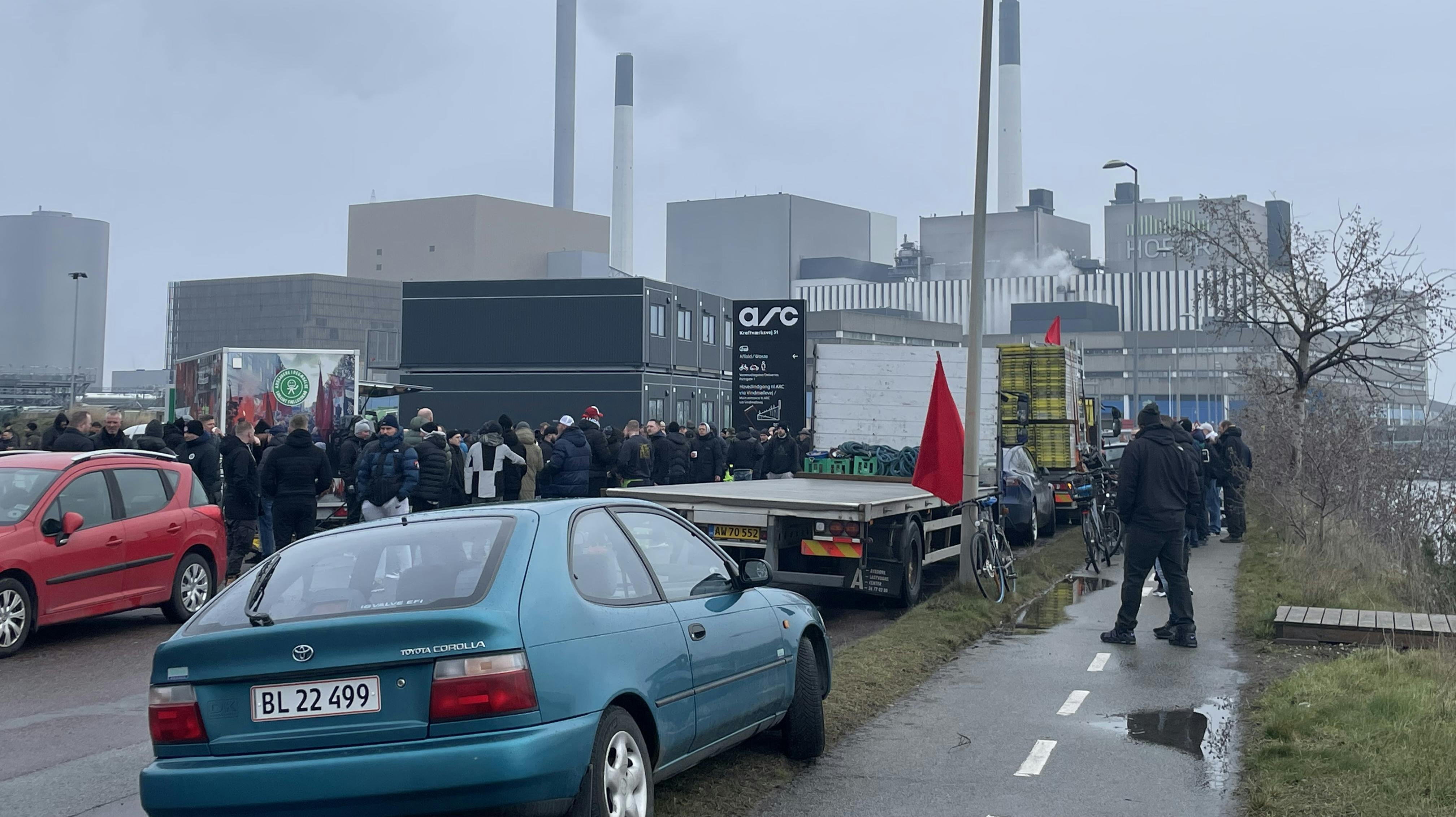 Amagerforbrænding er onsdag morgen spærret af skraldemænd.