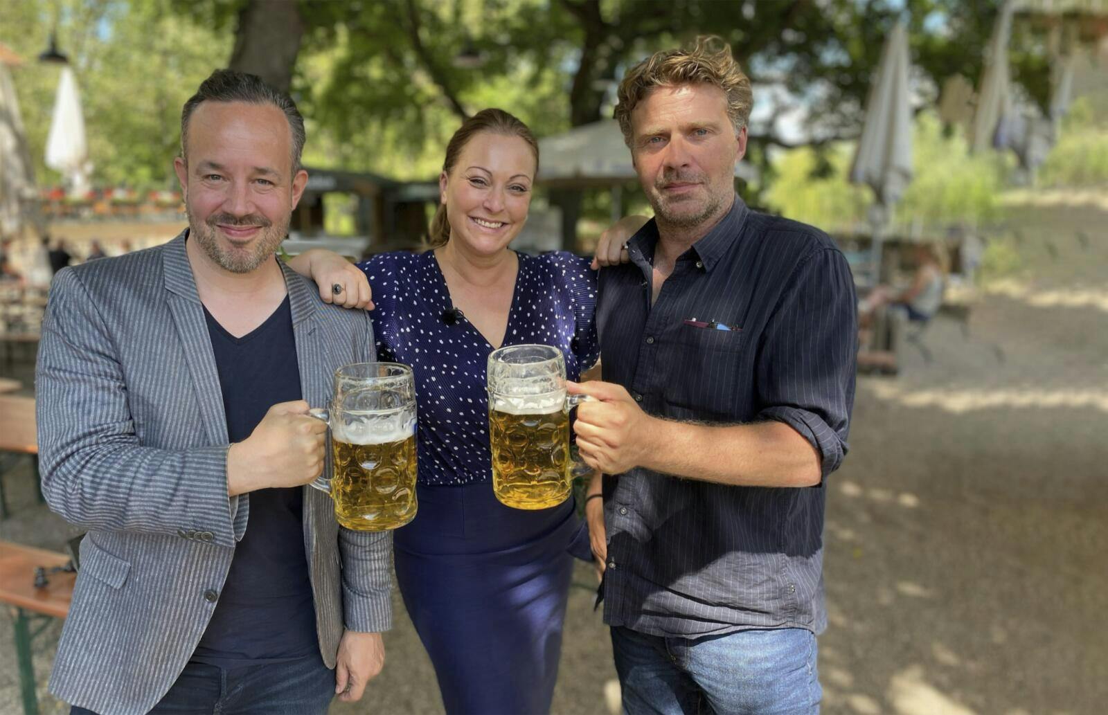 Sammen med kæresten Lasse Engelbrecht (t.h.) har Surrugue bl.a. lavet podcasten “Stjerner og striber”.