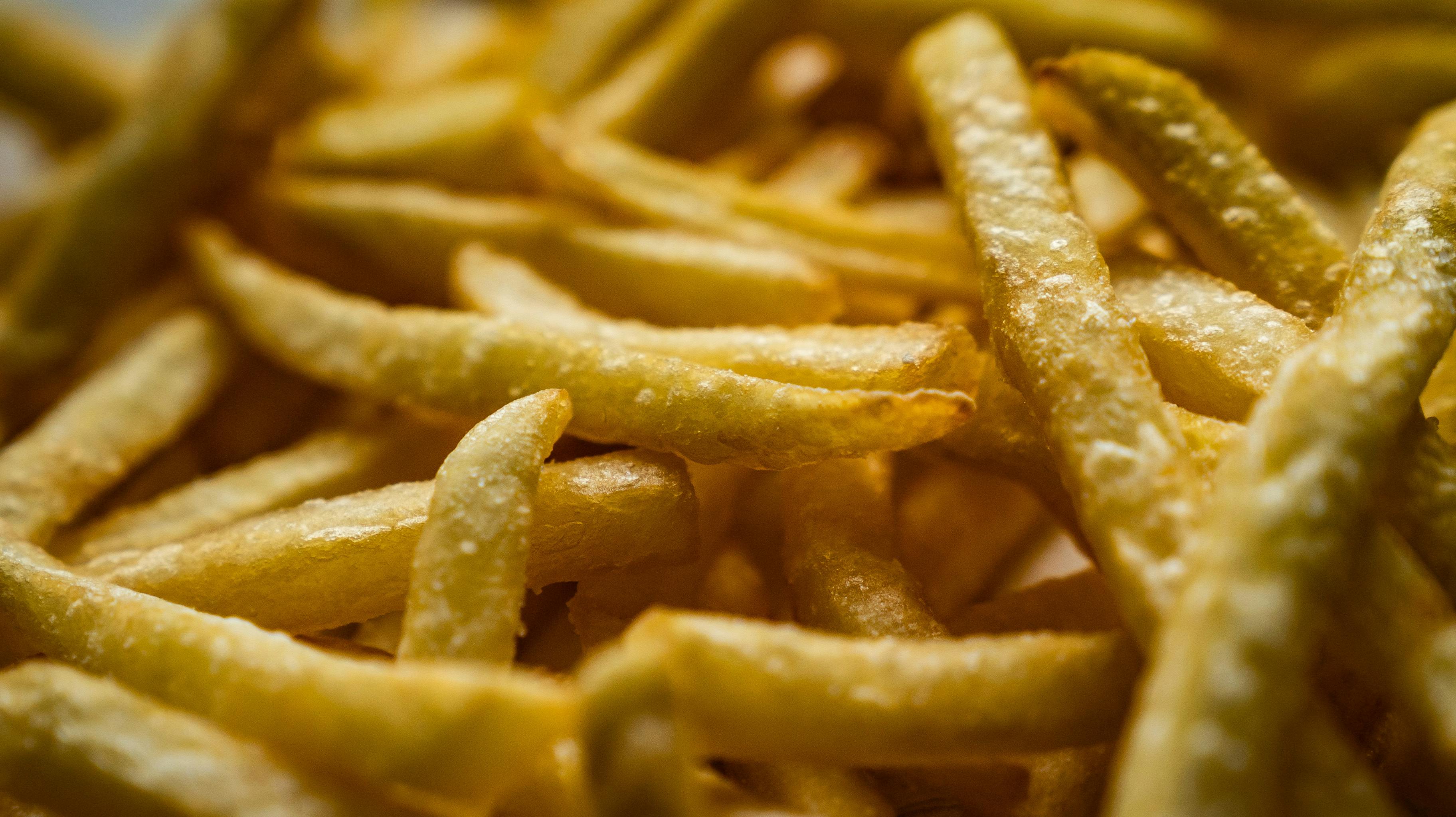 Kvinden bemærkede, at  noget helt galt, da hun satte tænderne i fritterne, og det begyndte at prikke i mundhulen. nbsp;