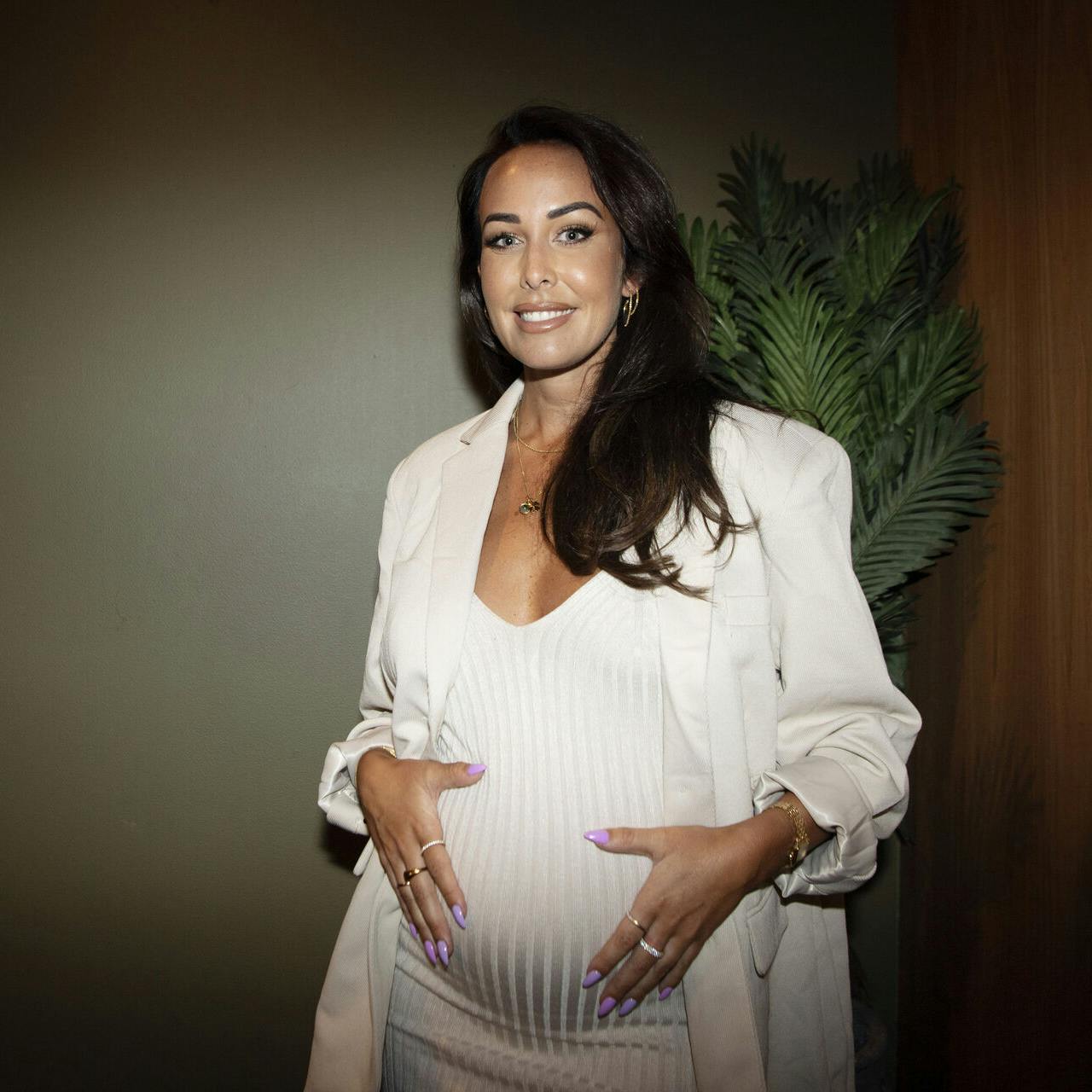 Klara Elvgren er vært på "FBoy Island" og dukkede gravid op til programmets pressemøde.