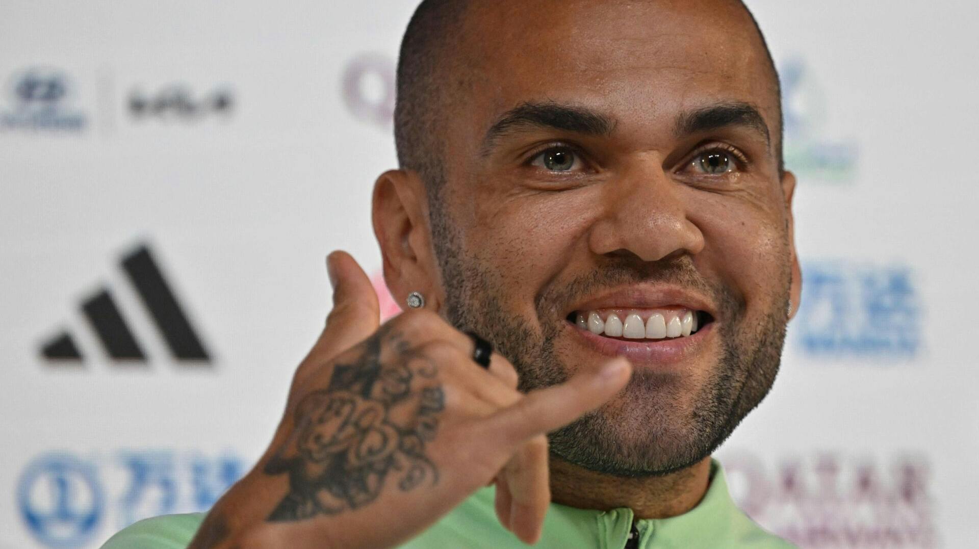 Dani Alves har i et sidste forsøg på at redde forholdet til konen Joana Sanz sendt et brev fra fængslet, hvor han udtrykker sin kærlighed.