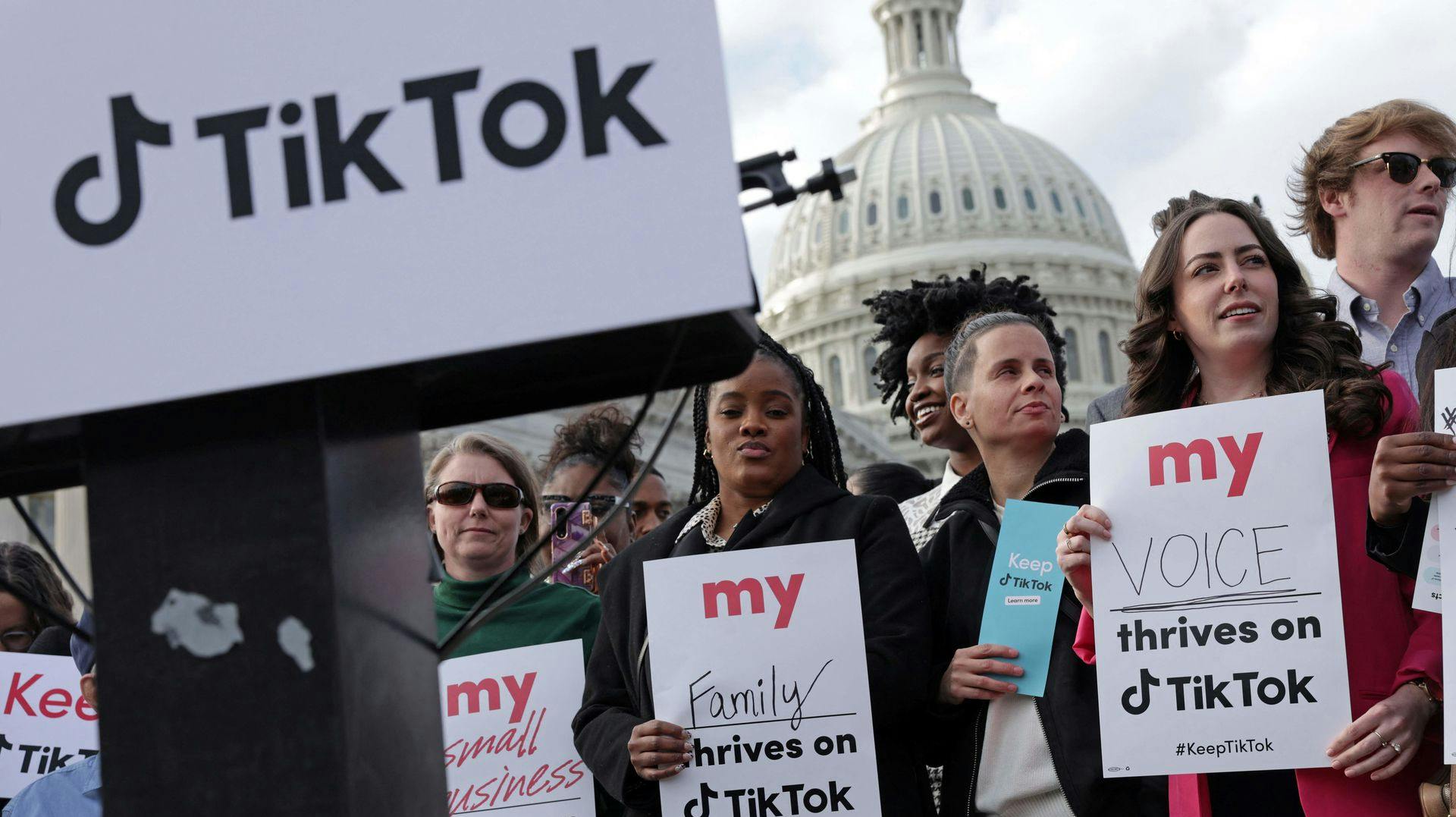 TikTok-brugere strømmede onsdag til den amerikanske Kongres for at vise deres støtte til det sociale medie forud for torsdagens høring. 