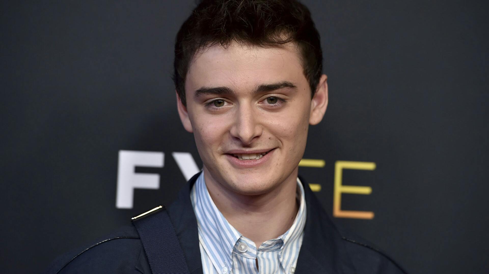 Noah Schnapp ser ud til at have en fest som universitetsstuderende.