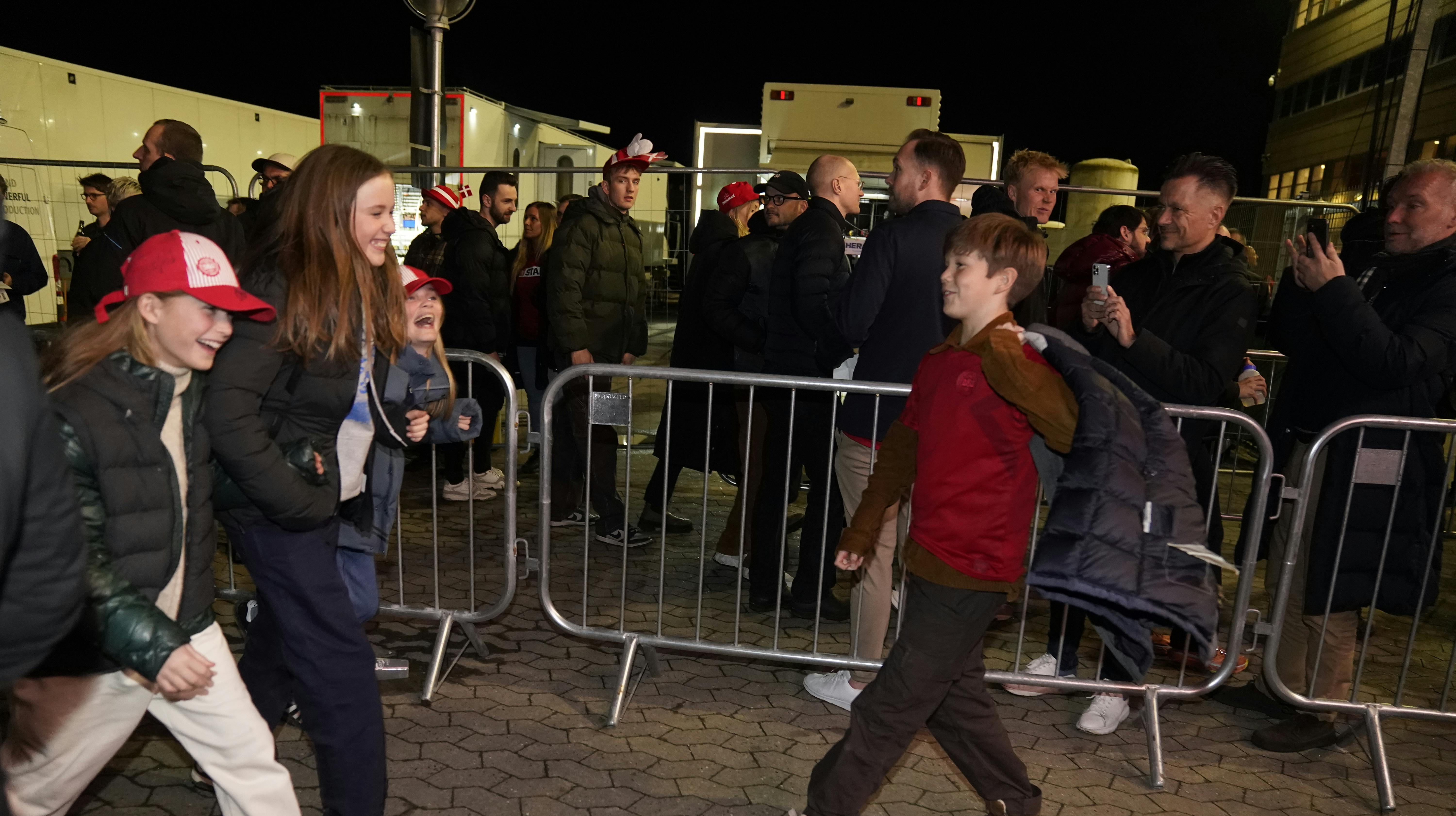 Prinsesse Josephine og prins Vincent var dukket op i Parken for at heppe på de danske drenge.