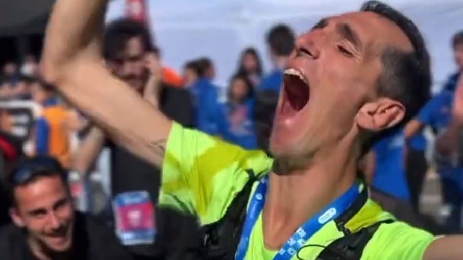 Alex Roca Campillo har skrevet historie. På trods af, at han lider af cerebral parese og er fysisk handicappet i 76 procent i sin venstre side af kroppen, har han gennemført et maraton.