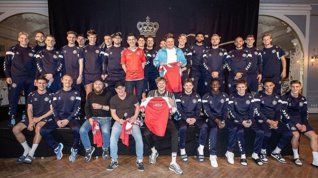 Der var fornemt besøg i den danske landsholdslejr, hvis man er fan af den danske komikerscene. Her var Heino Hansen, Victor Lander, Anders Fjelsted og Jonas Mogensen nemlig på besøg.