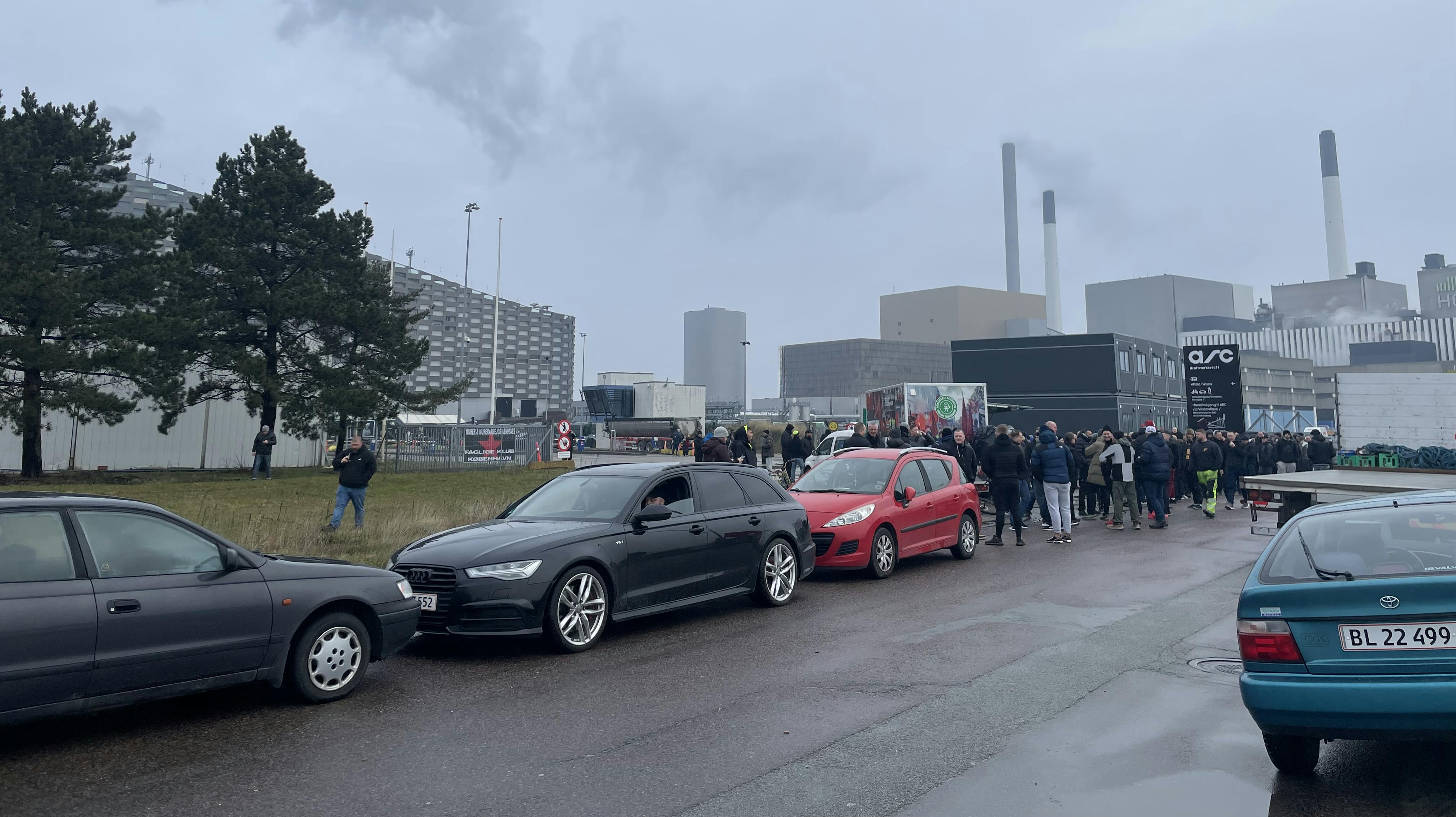 Omkring 100 skraldemænd blokerede onsdag morgen for Amagerforbrændingen. Det gør de ikke torsdag morgen, men strejken fortsætter.