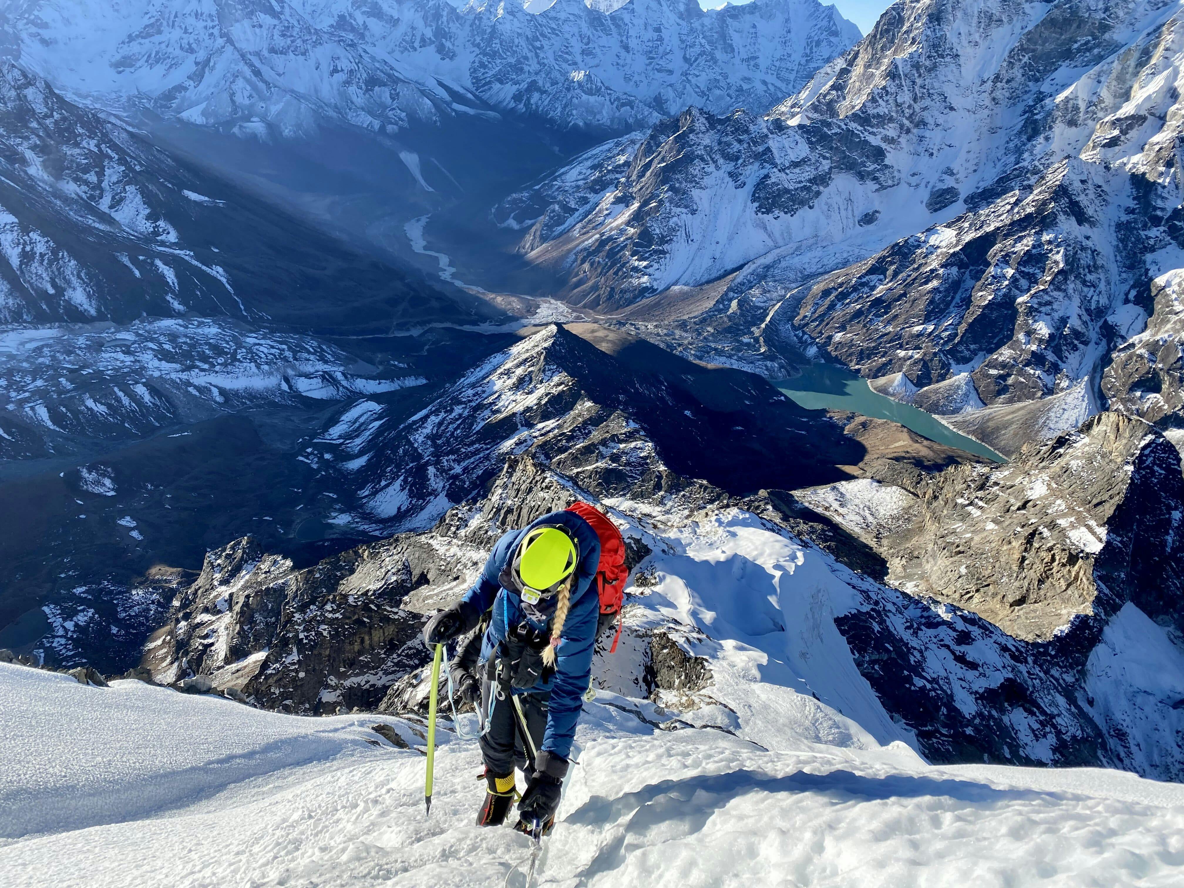 Emma Østergaard på vej op af det 6.119 meter høje Lobuche, der er et nepalesisk bjerg, som ligger tæt på Khumbu-gletsjeren.
